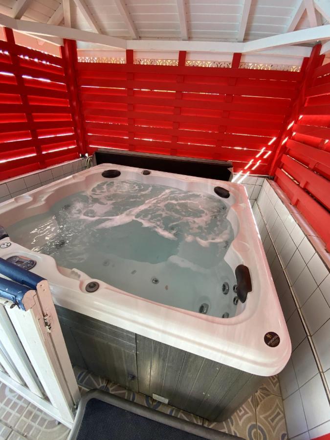 Appartement D'Une Chambre: Piscine Partagée et Jacuzzi Près de la Plage Pointe-Noire Exterior photo